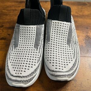 NWOT Ladie's Slip on TOMMY BAHAMA Sneakers, Size 9 1/2, Black & White